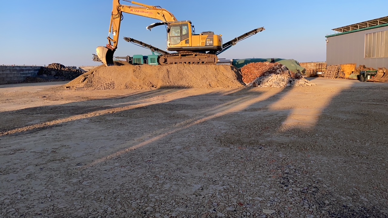 Kettenbagger bei der Arbeit Bauschutt sortieren