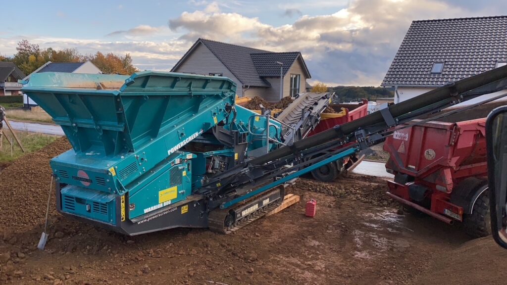 Vorsiebmaschine, Nachsiebmaschine, Powerscreen Warrior 800 beim Einsatz