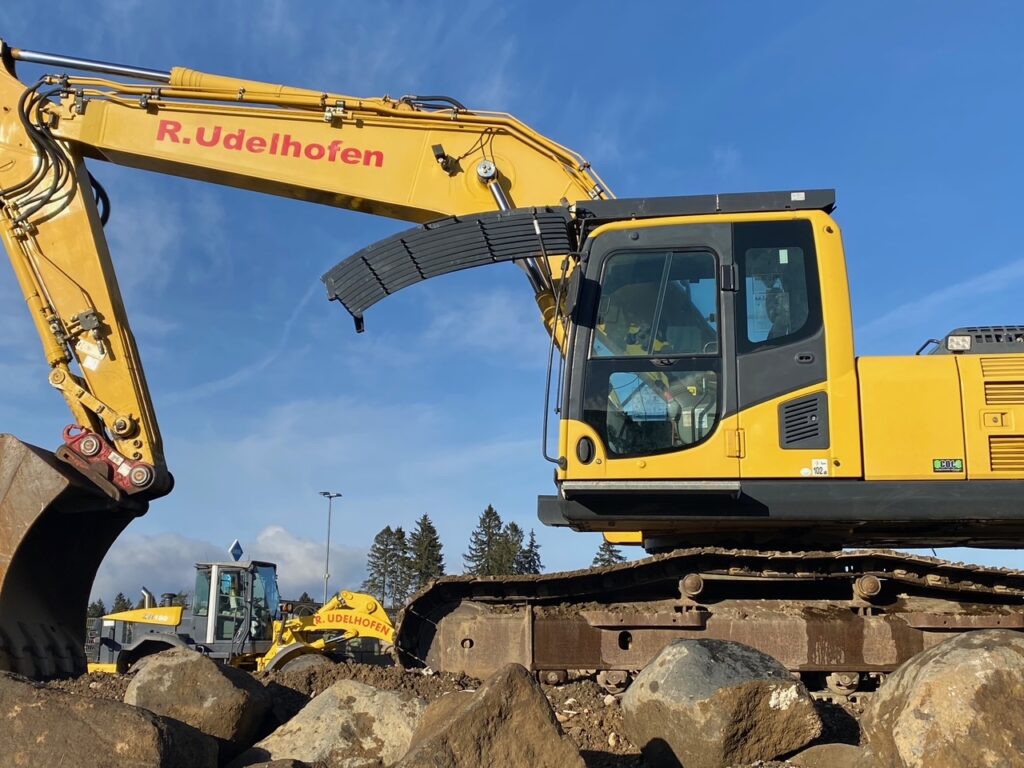 Ketten-Bagger auf Beton Abbruchmaterial beim sortieren
